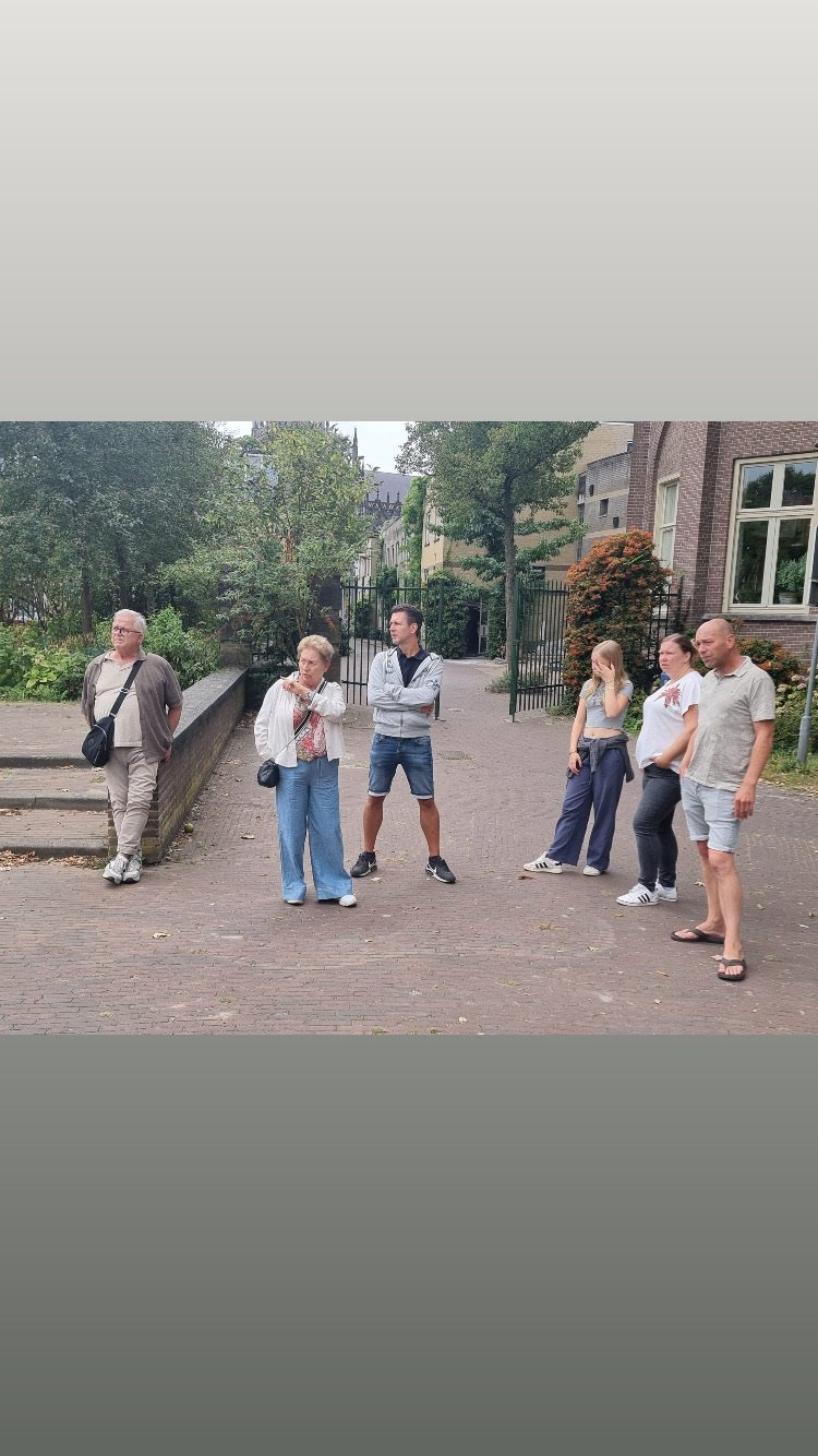 Janny tijdens een wandeling door de stad